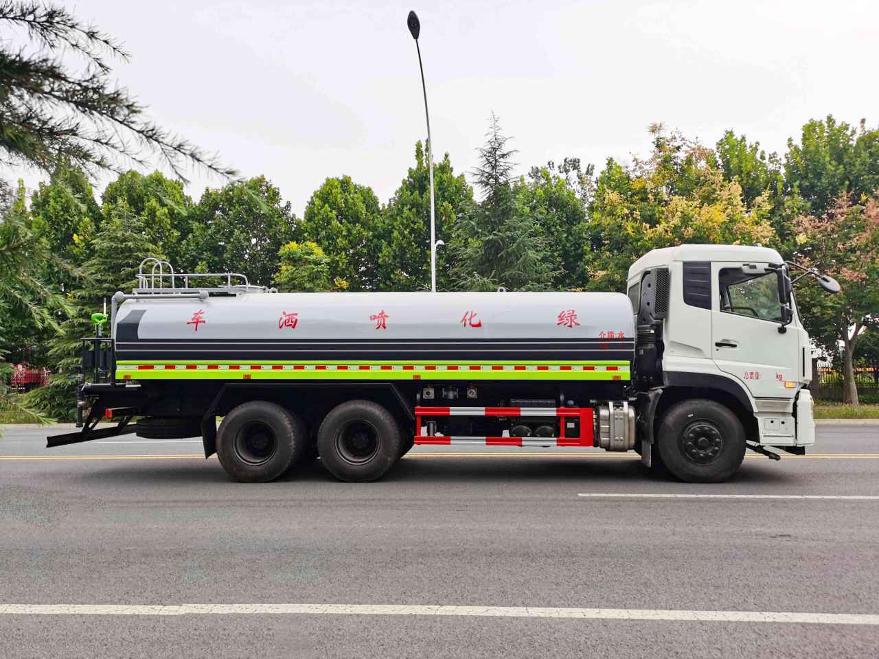 東風天龍18方灑水車