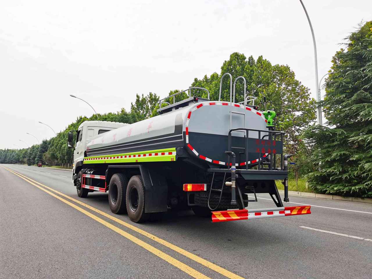 東風天龍18方灑水車