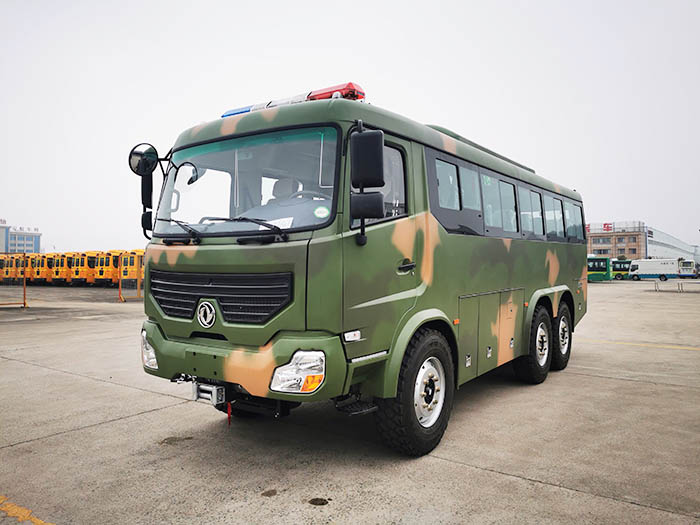 六驅越野客車