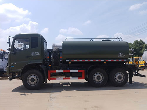 6驅越野消防水罐車