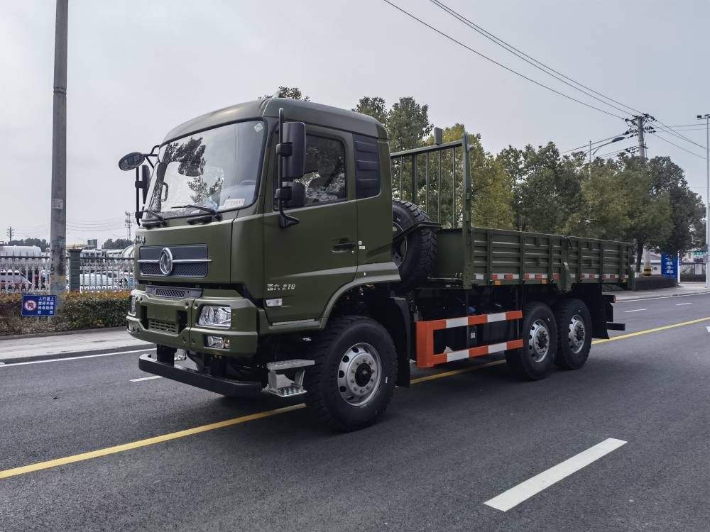 六驅越野運兵車