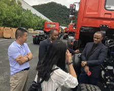 劉總與外國客戶參觀工廠