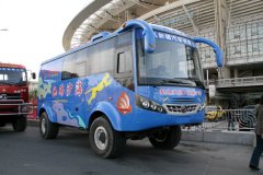 沙漠中行走的東風越野客車