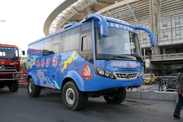 沙漠中行走的東風越野客車